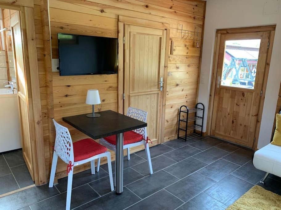 Chalet 2 Personnes Avec Jacuzzi Et Piscine Saisonniere Partagee Corcieux ภายนอก รูปภาพ