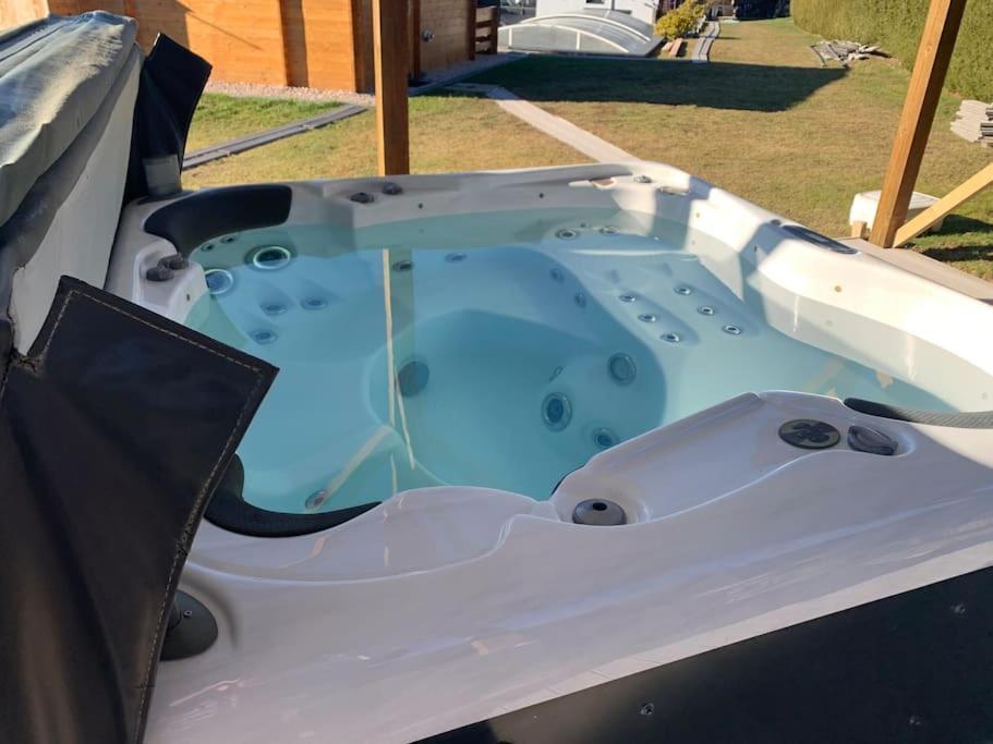 Chalet 2 Personnes Avec Jacuzzi Et Piscine Saisonniere Partagee Corcieux ภายนอก รูปภาพ