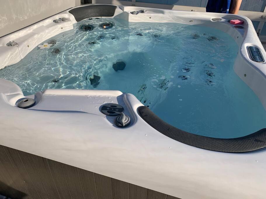 Chalet 2 Personnes Avec Jacuzzi Et Piscine Saisonniere Partagee Corcieux ภายนอก รูปภาพ